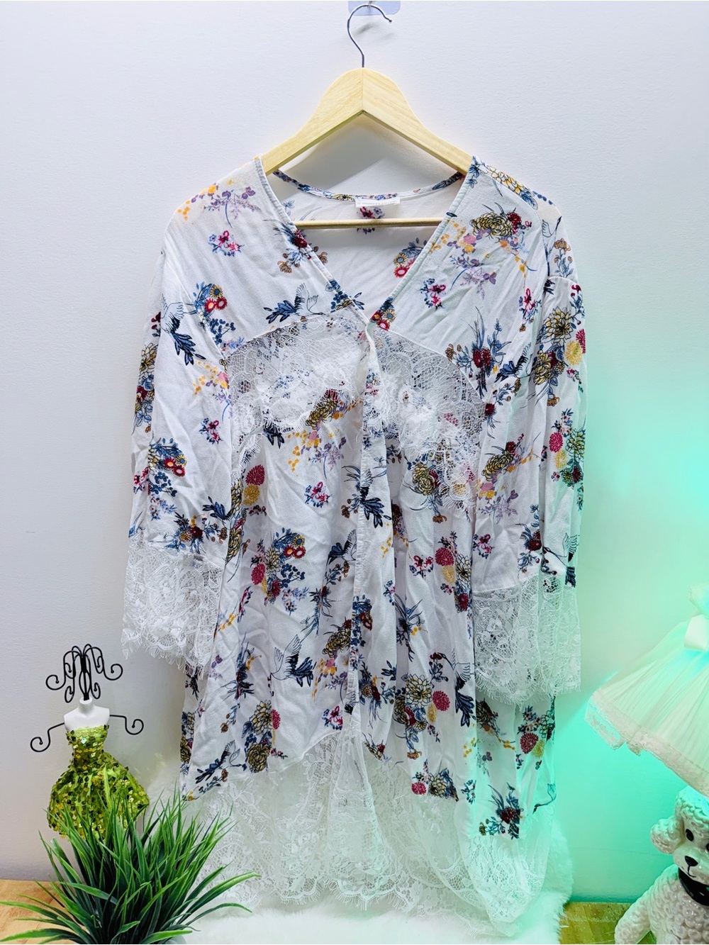 White Beach Cover Up Floral Lace Trim Kimono Style Light Weight Beach Wear 🏖️